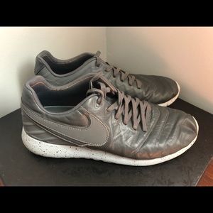 Nike Roshe Tiempo Edition in Gray
